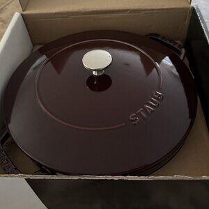 Staub essential French round 3.75QT NEW